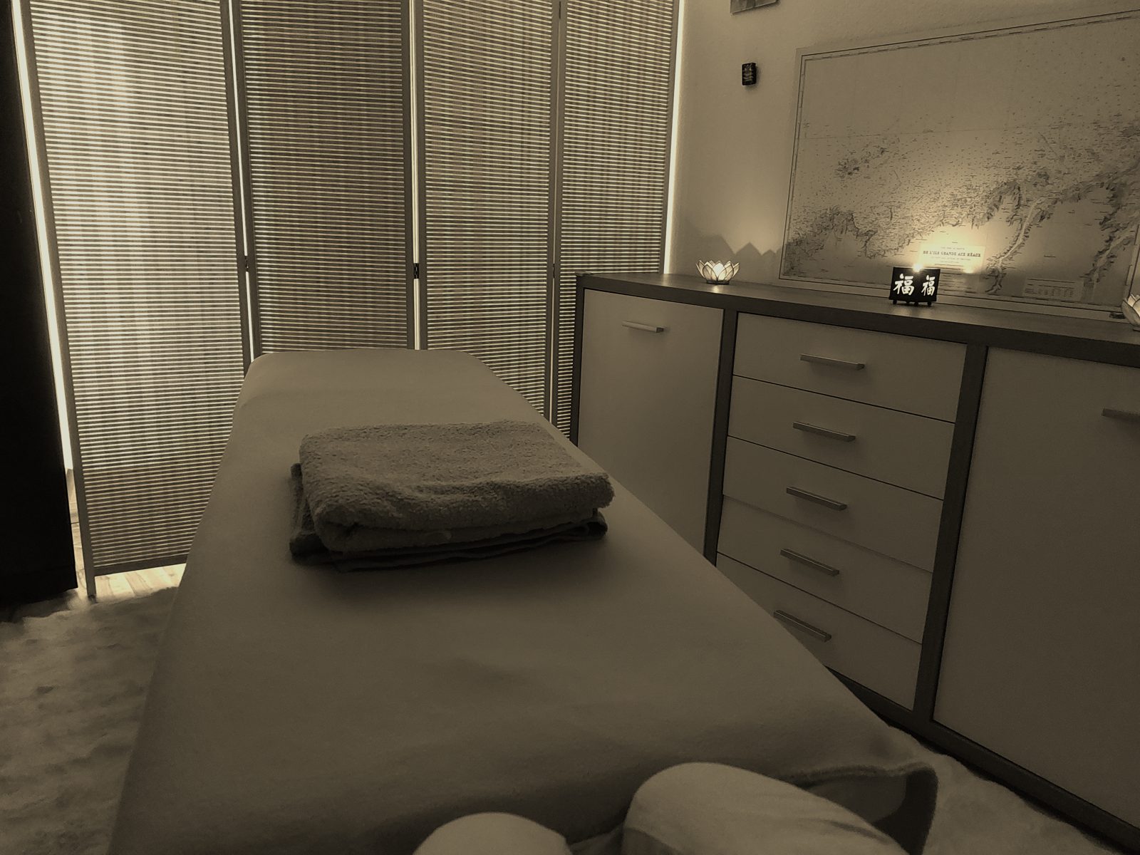 Vue du cabinet de massage, lumière tamisée