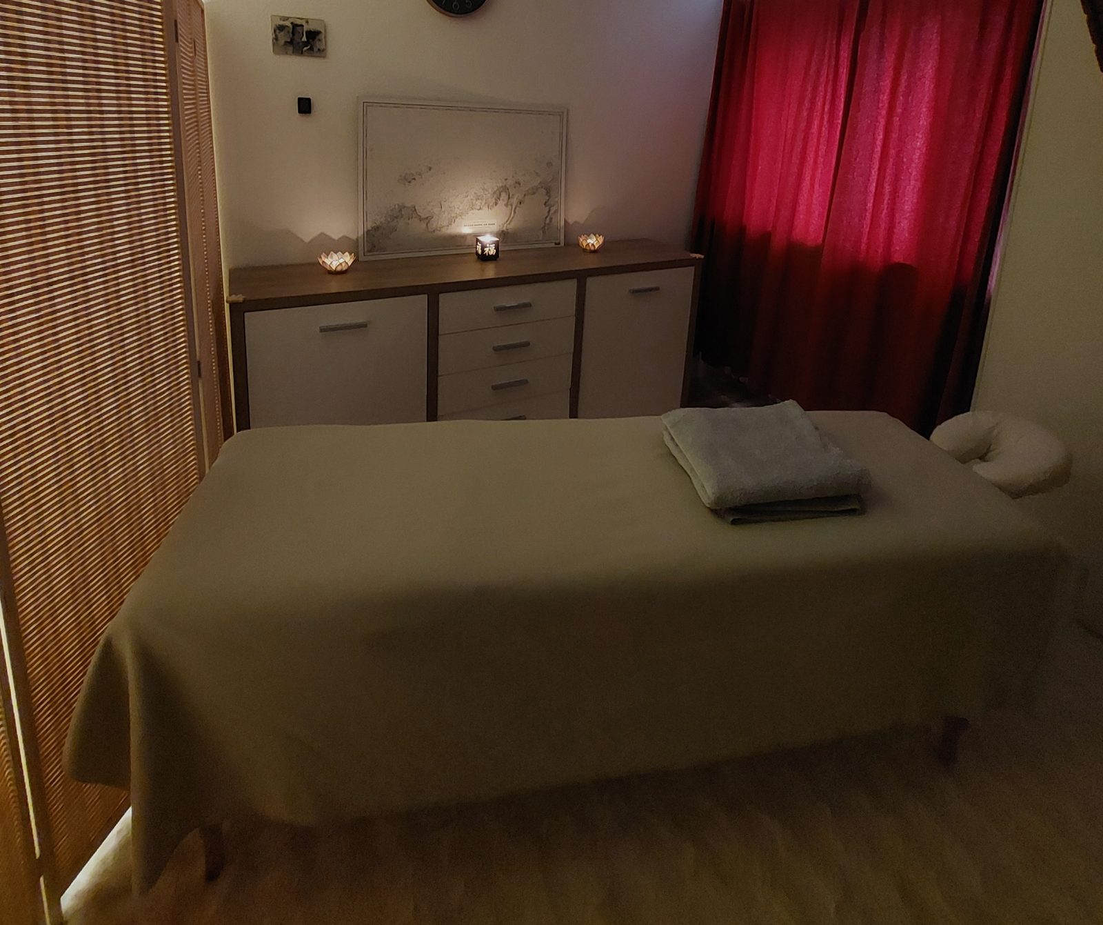 Table de massage préparée avec serviettes